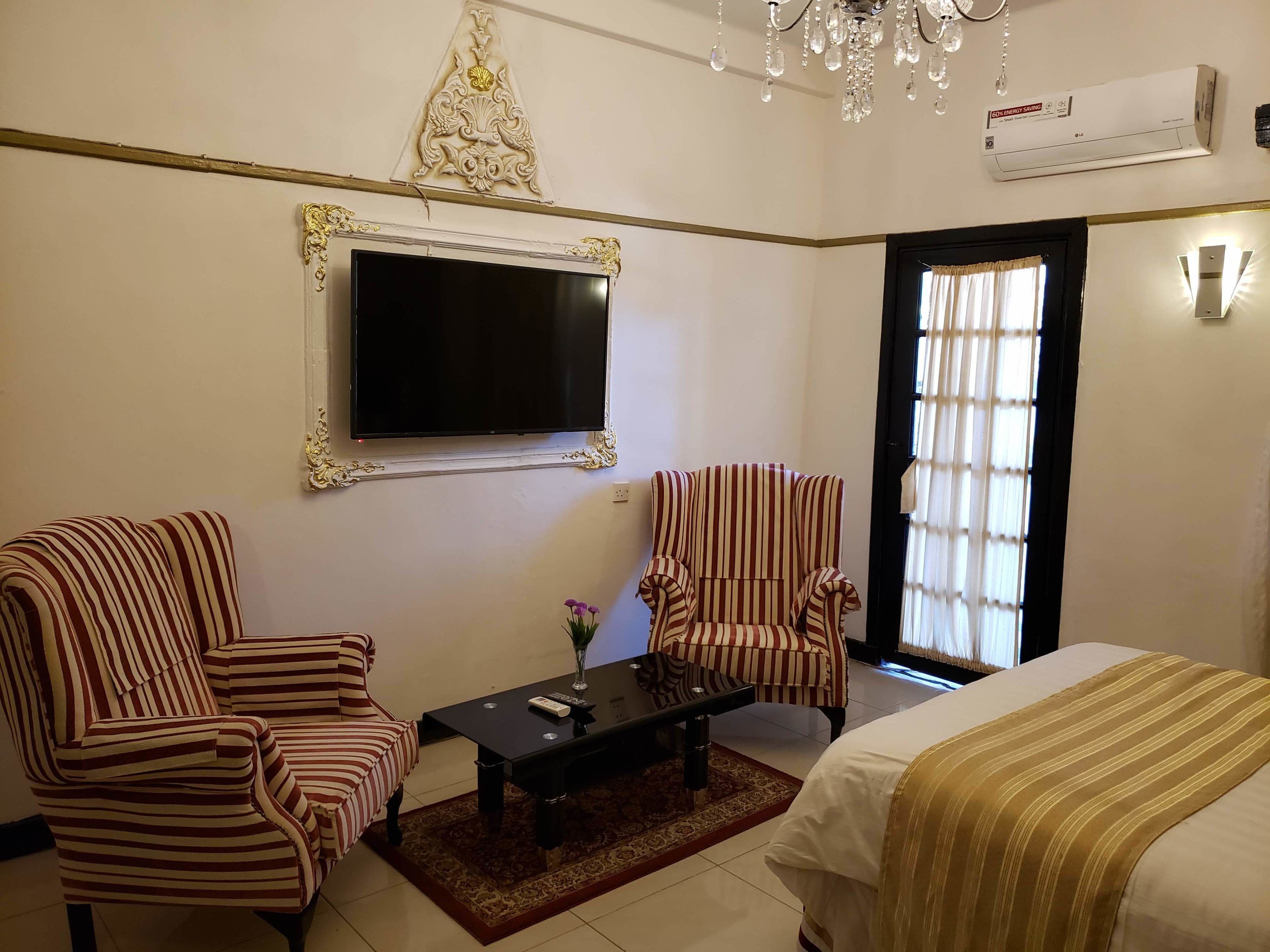 Ropa de cama de alta calidad, minibar, muebles diferentes y escritorio 