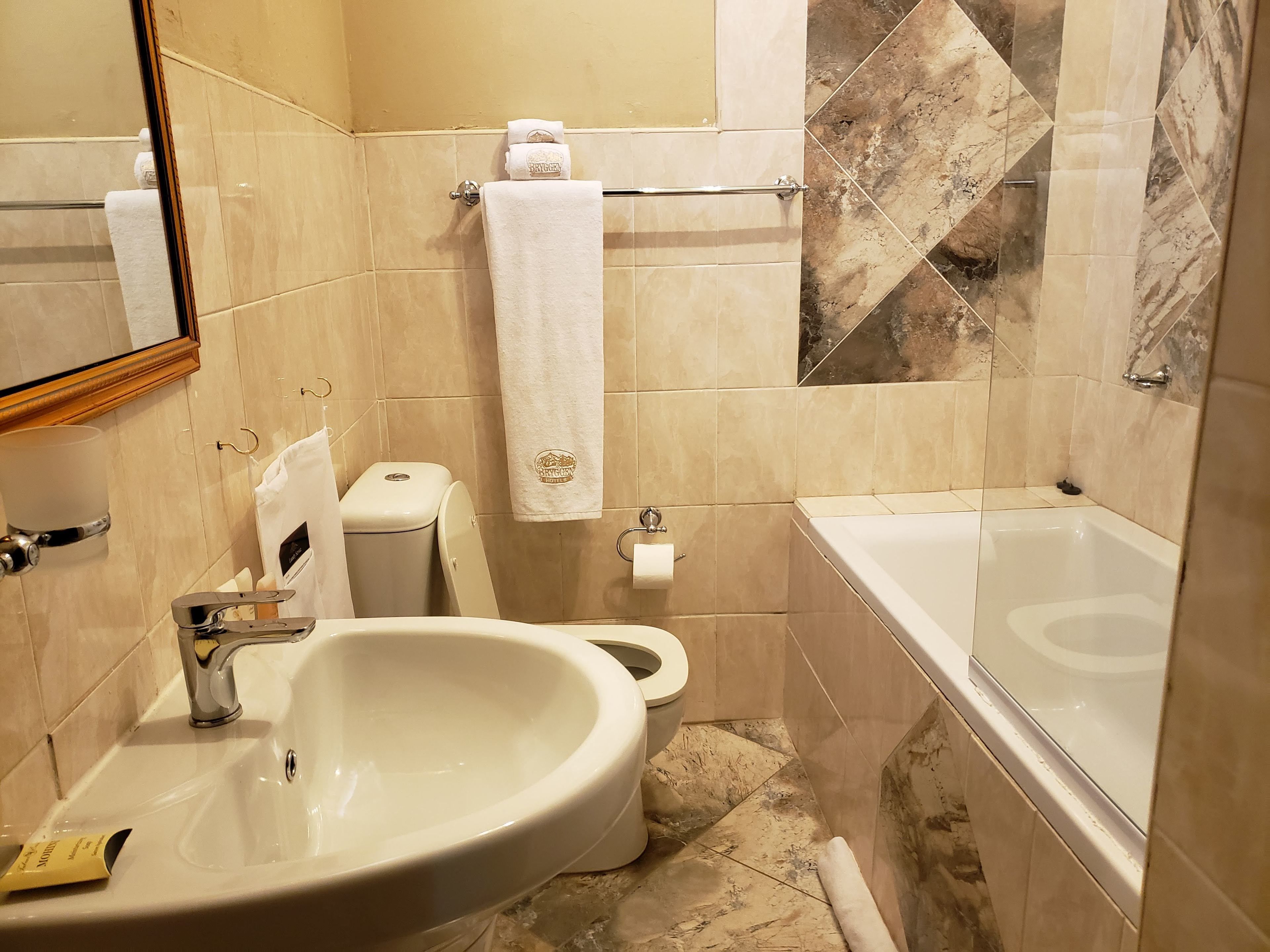 Un baño con lavamanos, inodoro y bañera.
