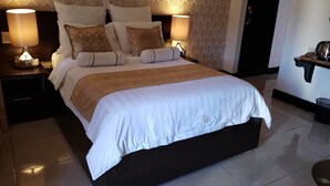 غرفة كلاسيكية مزدوجة أو بسريرين منفصلين - سرير مزدوج أو سريران فرديان - مك يّف هواء - منظر للمدينة | أغطية فراش متميزة وميني بار ومكتب ومساحة عمل للكمبيوتر المحمول