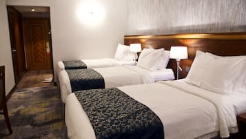 Triple Room | Minibar, in-room safe, soundproofing, iron/ironing board