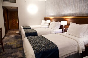 Triple Room | Minibar, in-room safe, soundproofing, iron/ironing board