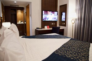 ميني بار وخزنة داخل الغرفة وتجهيزات عازلة للصوت ومكواة/لوح كي