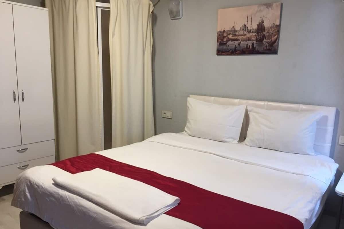1 bedroom, premium bedding, desk, soundproofing