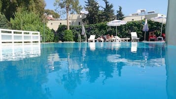 Piscina all'aperto, ombrelloni da piscina, lettini