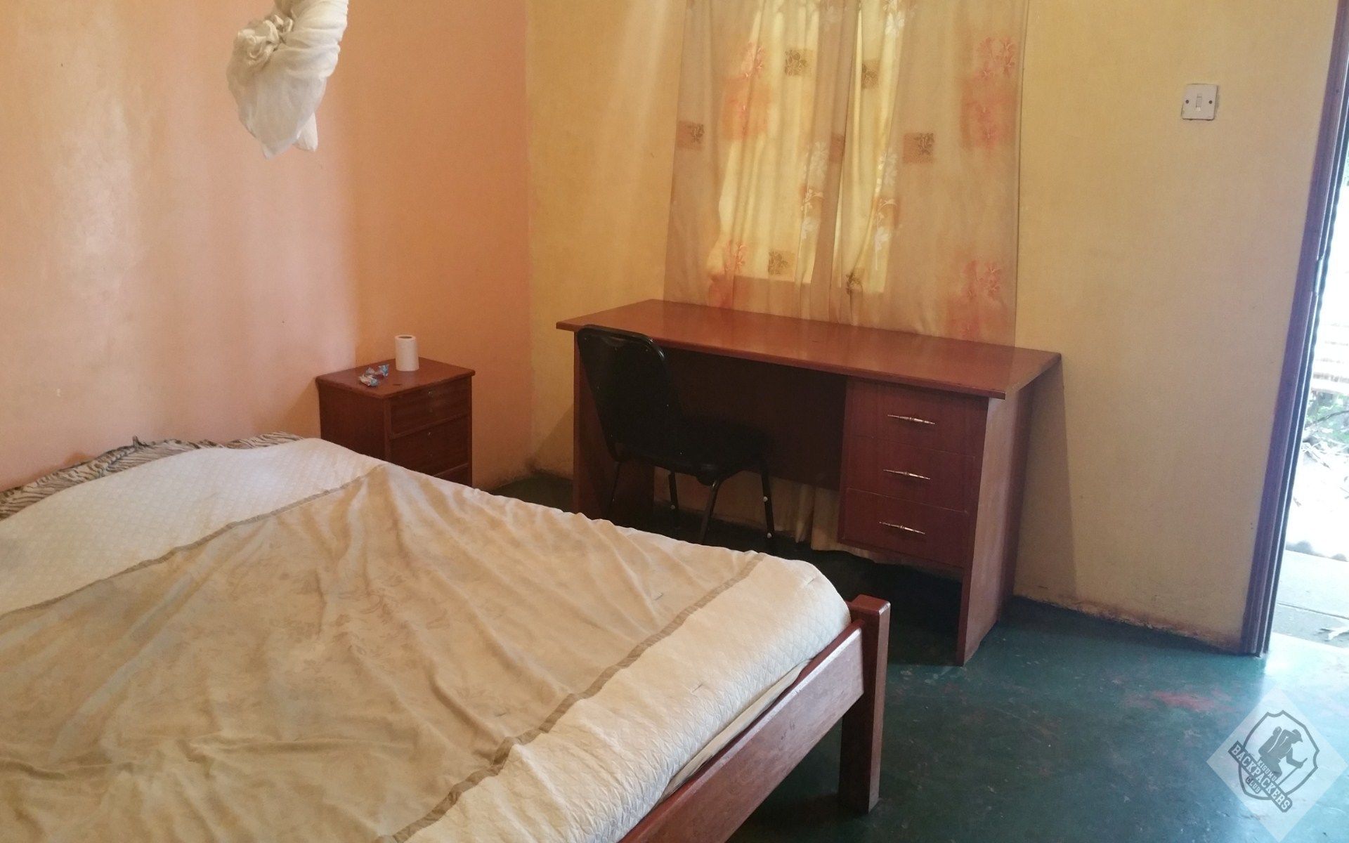 ベーシック ダブルルーム キングベッド 1 台 | デスク、ノートパソコン用作業スペース、WiFi (無料)、ベッドシーツ