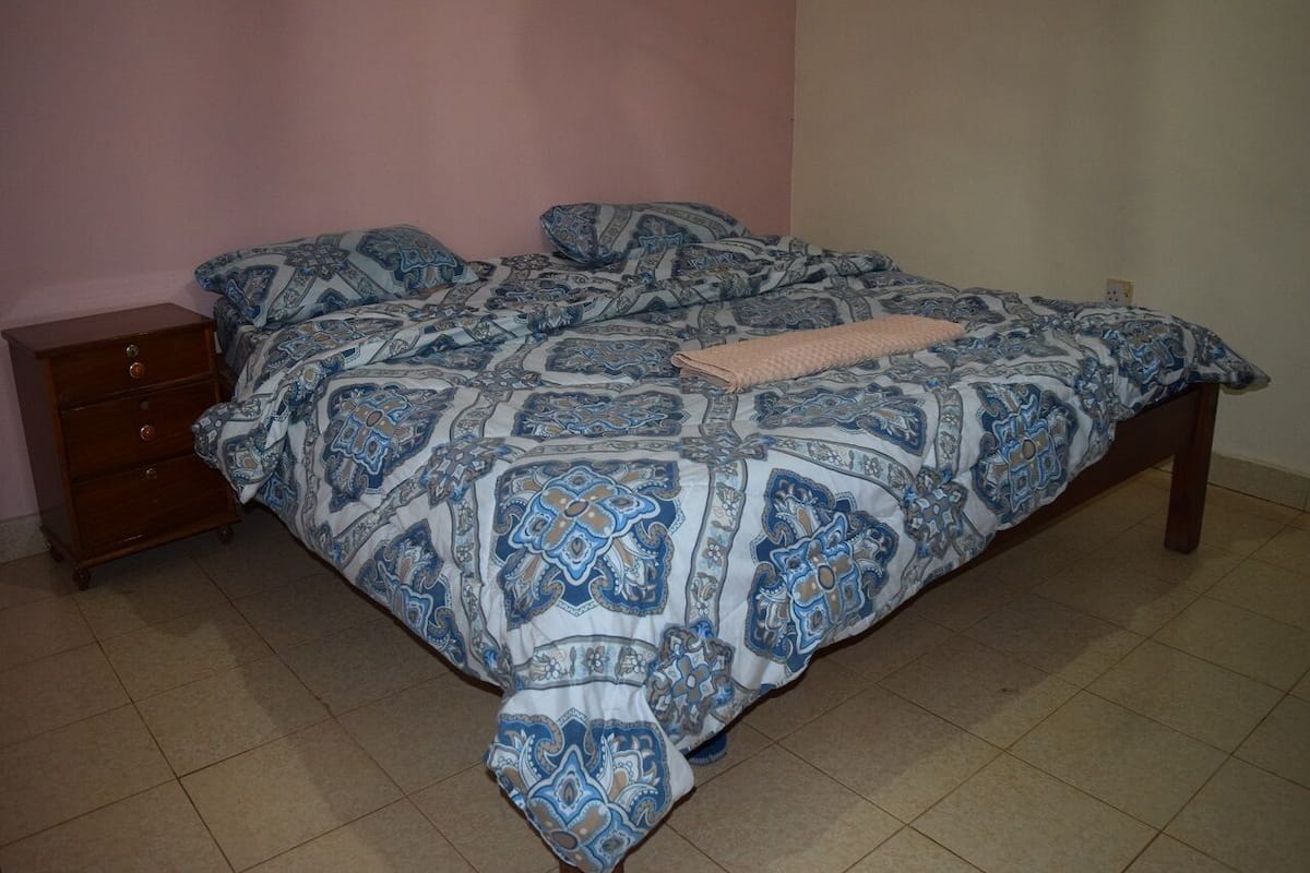 Desk, laptop workspace, free WiFi, bed sheets