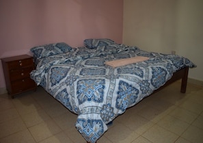 Desk, laptop workspace, free WiFi, bed sheets - Mountainview Backpackers Kisumu (Kisumu)