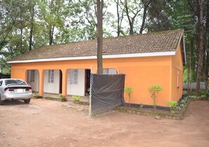 Desk, laptop workspace, free WiFi, bed sheets - Mountainview Backpackers Kisumu (Kisumu)