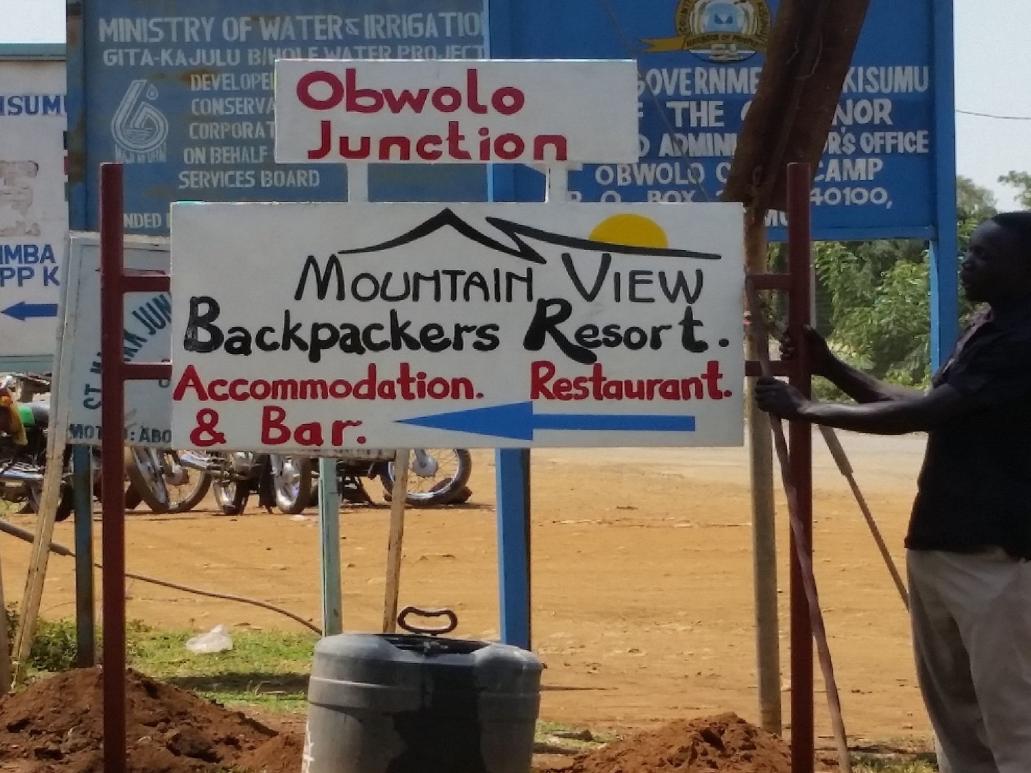 Señal de Mountain View Backpackers Resort, que indica que ofrece alojamiento, un restaurante y un bar.