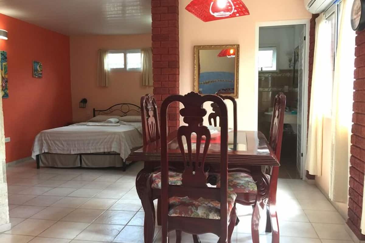 Chambre supérieure double | Minibar, coffre-fort, fer et planche à repasser