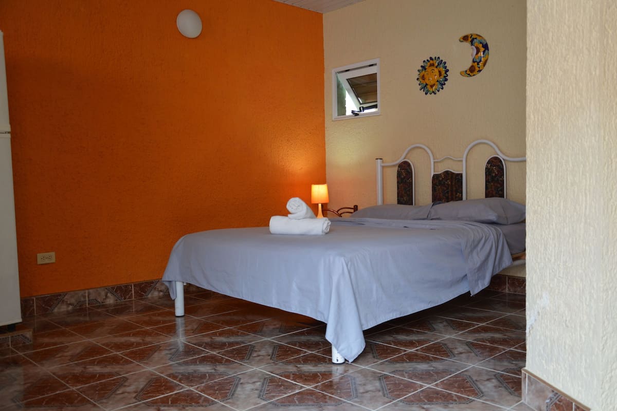 Chambre Standard | Minibar, coffre-fort, fer et planche Ă repasser