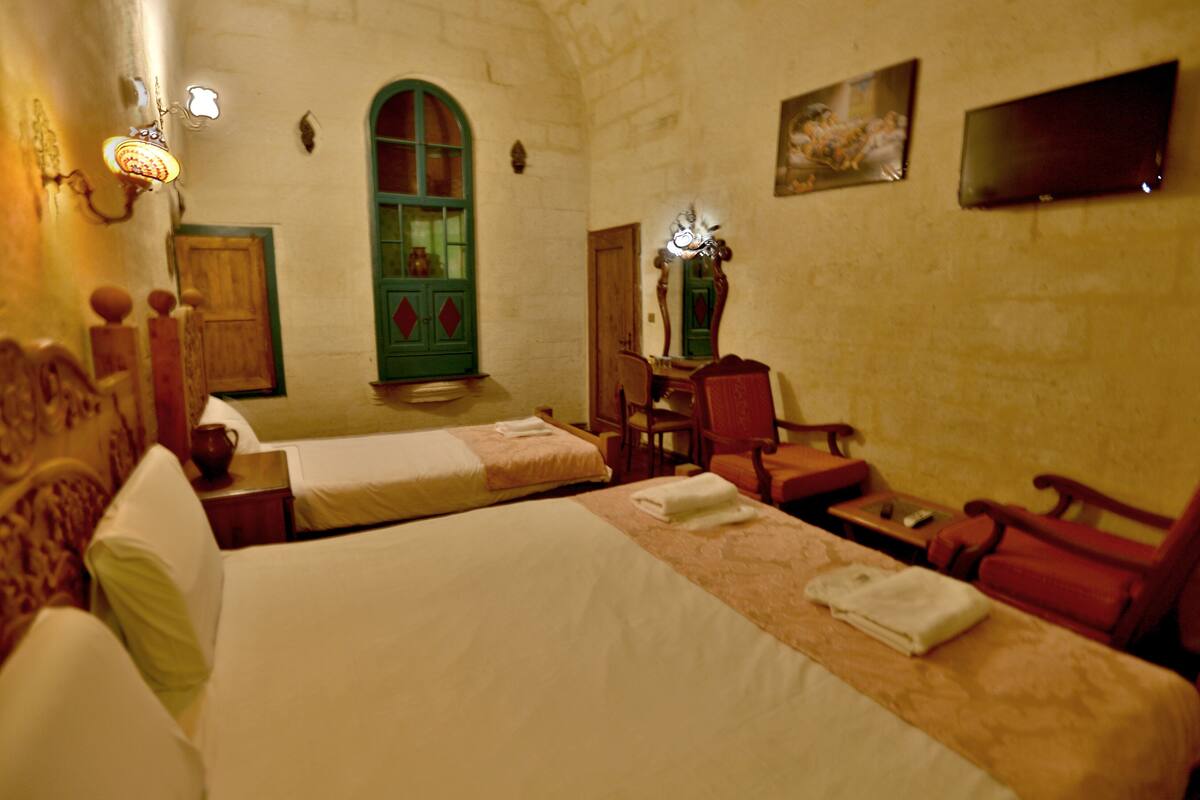 Deluxe Triple Room | Minibar, blackout drapes, soundproofing, WiFi (free)