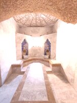 Un sauna, masajes con piedras calientes, masajes de tejido profundo