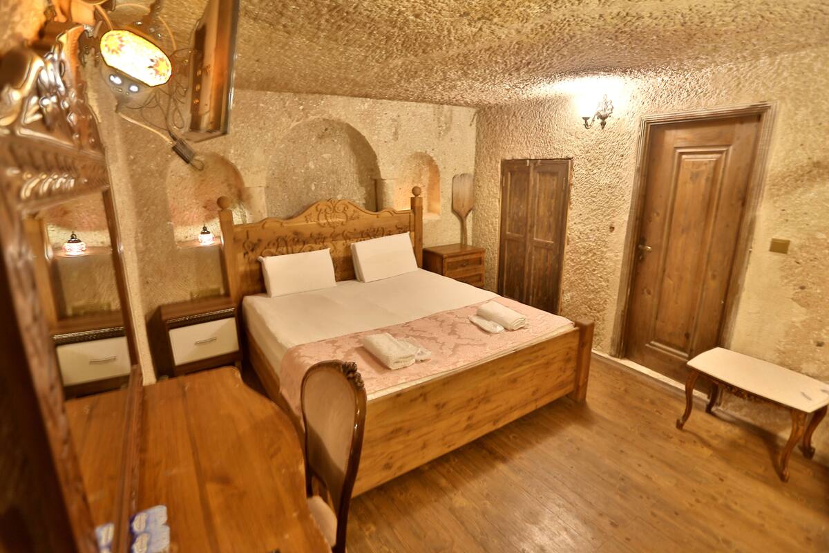 Standard Double Room | Minibar, blackout drapes, soundproofing, WiFi (free)