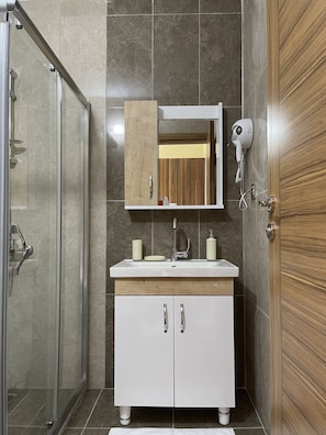 Shower, rainfall showerhead, free toiletries, hair dryer - Marmara Zeytin Hotel (Marmara)