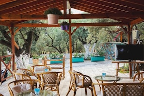 Breakfast, lunch, dinner served; Turkish cuisine