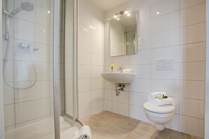 Triple Room (3) | Bathroom | Shower, free toiletries, hair dryer, towels