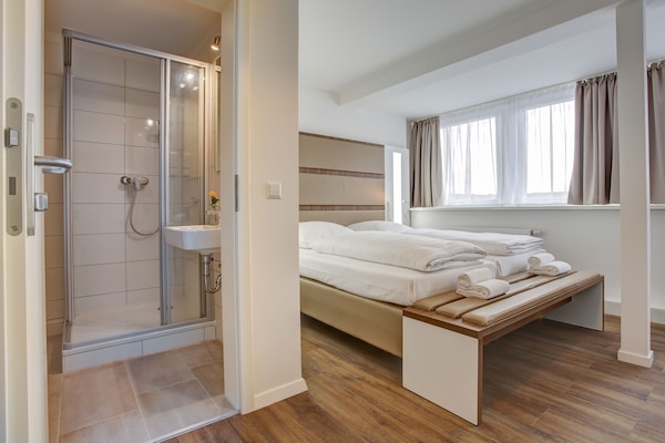 Apartment 2 | Schreibtisch, VerdunkelungsvorhÀnge, schallisolierte Zimmer