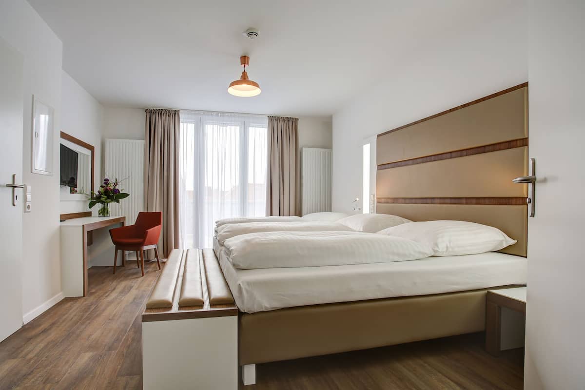 Triple Room (3) | Desk, blackout curtains, soundproofing, free WiFi
