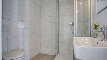 Apartament (2) | Bany | Dutxa, articles de tocador gratuïts, assecador de cabells i tovalloles