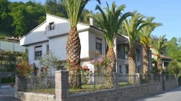 Vista frontal de la propiedad