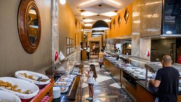 Desayuno buffet (EUR 10 por persona)