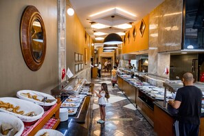Daily buffet breakfast (EUR 10 per person) - Selcuk Hotel (Konya)