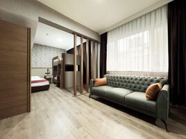 家庭公寓式客房, 副楼 | 起居区 | LED 电视