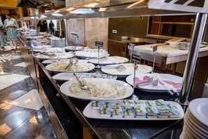 بوفيه فطور يوميًا مقابل رسوم