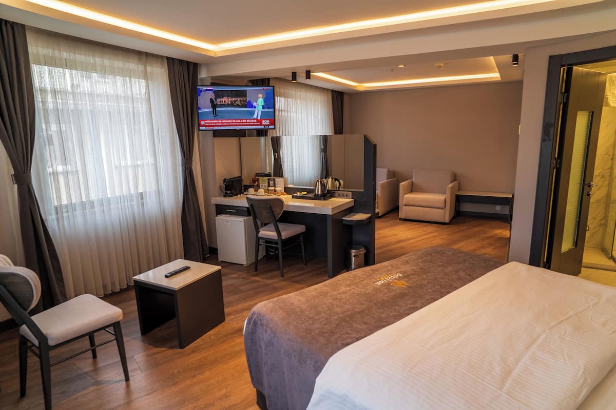 Habitación Deluxe | Escritorio, insonorización, wifi gratis y ropa de cama