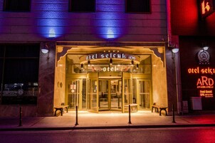 住宿正面 - 傍晚/夜晚