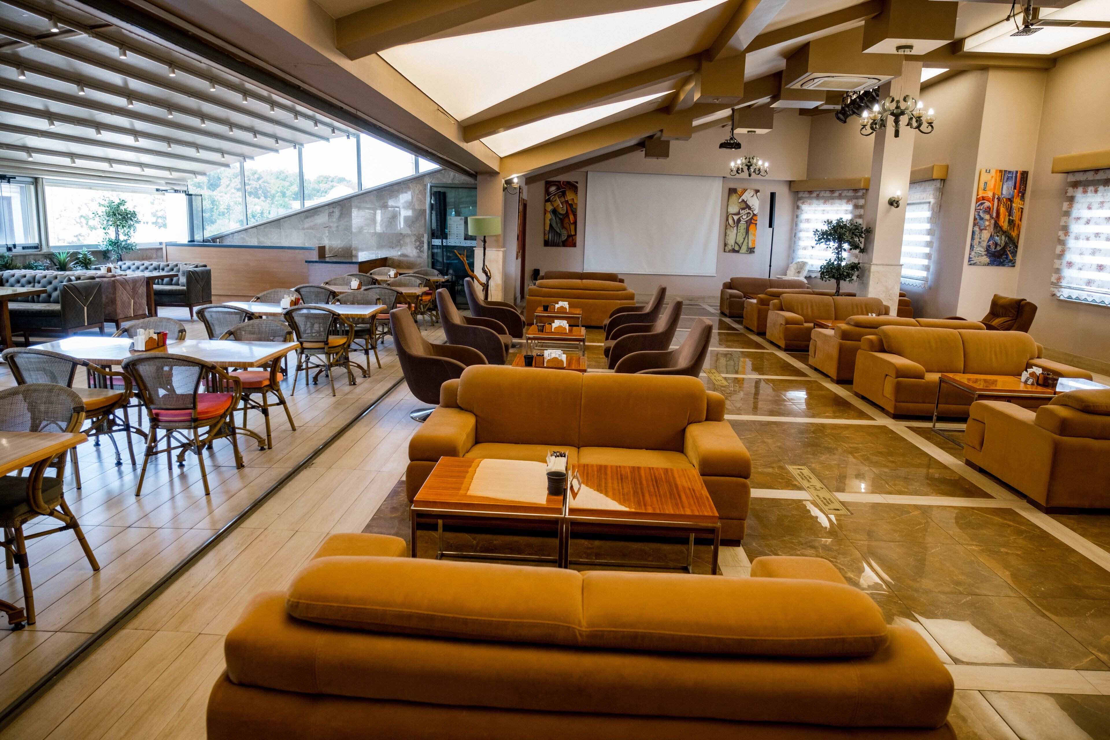 تقديم الإفطار والغداء والعشاء