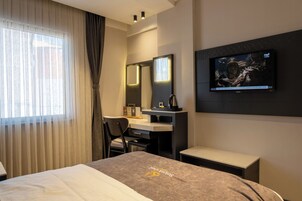 Escritorio, sistema de insonorización, wifi gratis y ropa de cama 