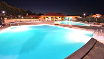 Piscina all'aperto, lettini