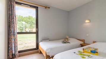 1 habitación, insonorización y tabla de planchar con plancha
