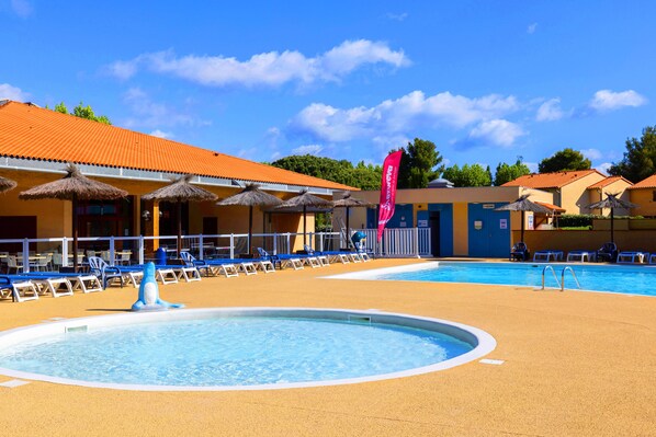 Piscine extérieure, chaises longues