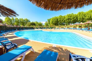 Piscine extérieure, chaises longues