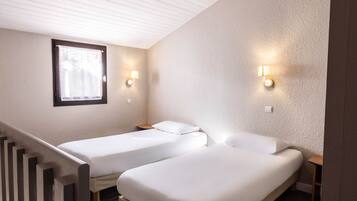 Apartamento, 3 habitaciones | 1 dormitorio, sistema de insonorización, tabla de planchar con plancha