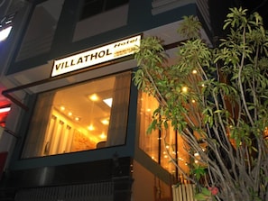 Front of property - evening/night - Villa Thol Da Lat - by Bay Luxury (Cam Ly - Da Lat)