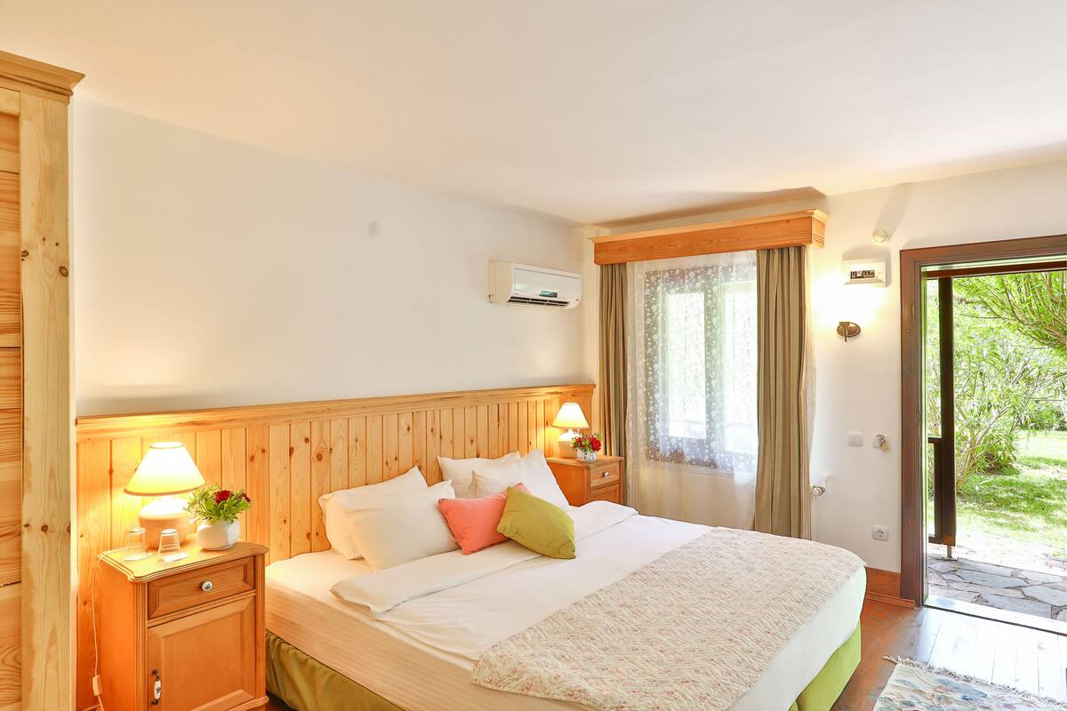 Comfort Room, 1 Queen Bed | WiFi (free), bed sheets