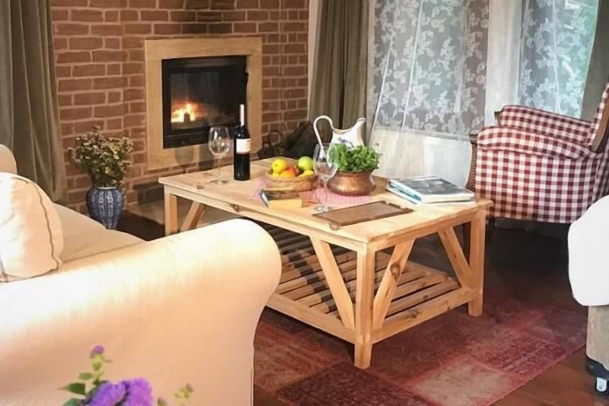 Suite, Fireplace | Living area | LCD TV