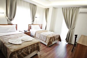 In-room safe, soundproofing, iron/ironing board, free WiFi - Taksim Palace Hotel (Istanbul)