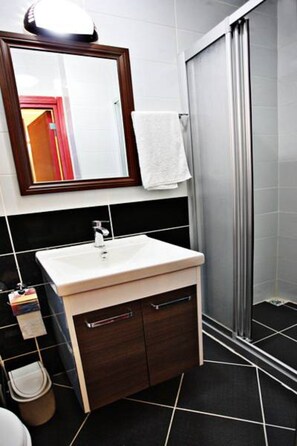 Enkeltværelse - eget badeværelse | Badeværelse | Bruser, designertoiletartikler, hårtørrer, hjemmesko