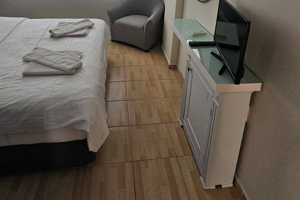 In-room safe, WiFi (free), bed sheets
