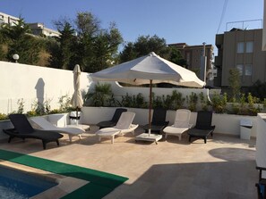 Ulkouima-allas, aurinkotuoleja