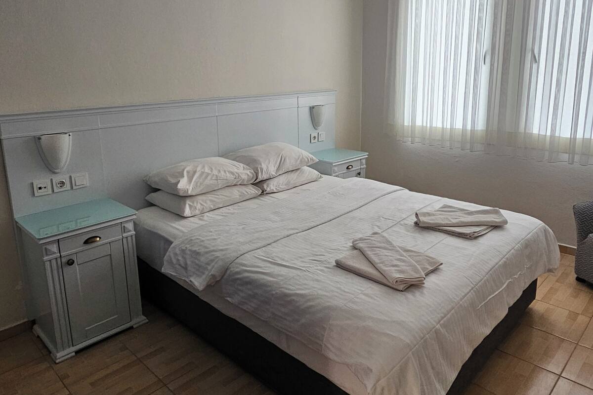 In-room safe, WiFi (free), bed sheets