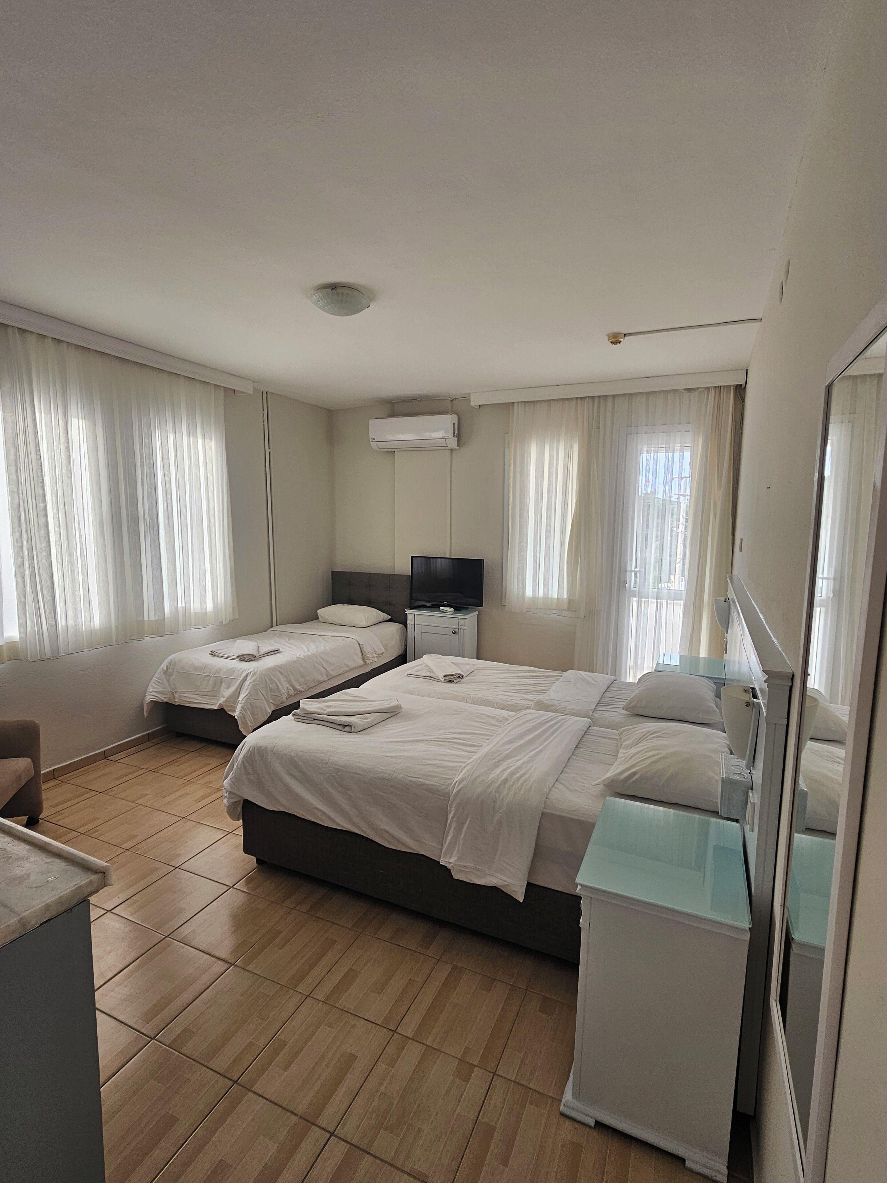 Standard Triple Room, Annex Building | In-room safe, free WiFi, bed sheets