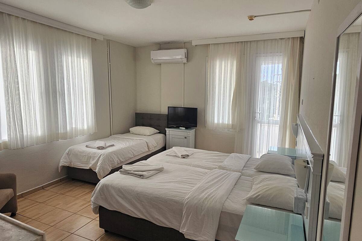 Standard Triple Room, Annex Building | In-room safe, WiFi (free), bed sheets