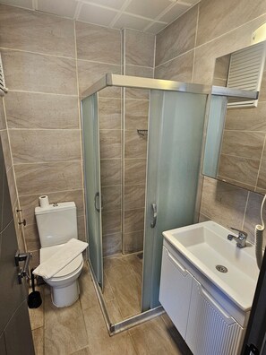 Shower, free toiletries, hair dryer, slippers - Cicek Apart Hotel (Cesme)
