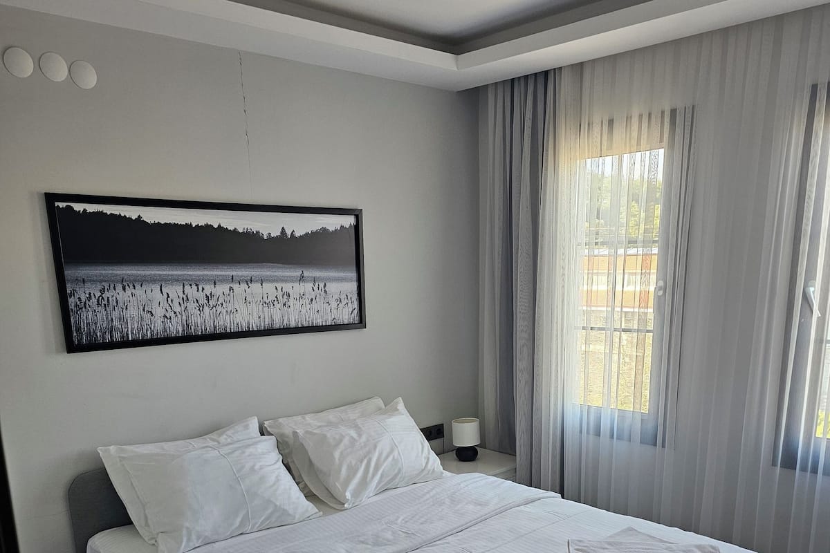 In-room safe, free WiFi, bed sheets